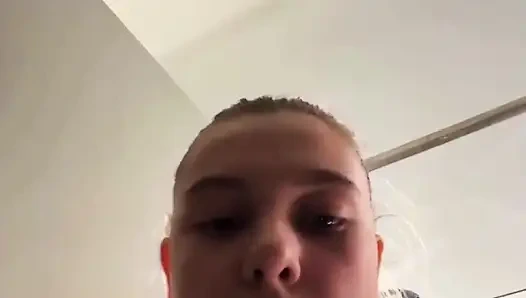 Boşalmamaya çalış. Seksi kıyafetler içinde büyük memeli amatörle herkesin içinde azdırıyor