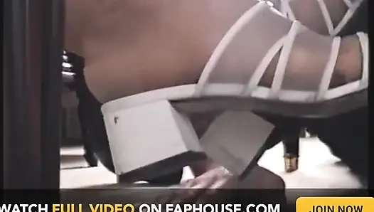 Yakın çekim videosunda köle tarafından tapılan beyaz yüksek topuklu ayakkabılar