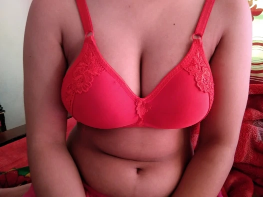 Seksi bayan seksi vücudunu gösteriyor