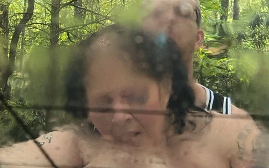 Arabanın tuğla yarağının üstüne yağmur yağıyor