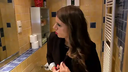 Seksi Susi götünde Olli Decker'ın yarağıyla zevk alıyor!!!