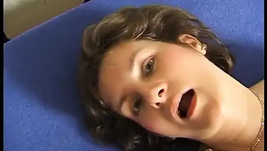 Olgun yatakta çıplak yatıyor