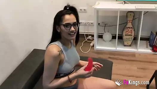 Penelope dildolardan bıktığında, siyah horozlara gider!