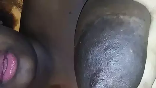 Olgun abanoz büyük göğüslerinden süt dışarı vuruyor