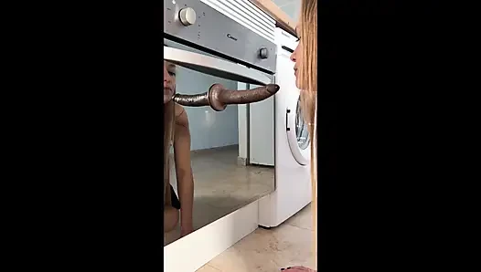 Minyon ev hanımı siyah yarağın daha iyi olduğunu fark etti ve güçlü bir fışkırtıyor