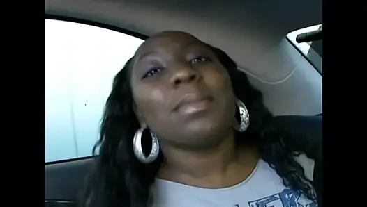 Büyük memeli büyük götlü zenci kız arabada sikişiyor
