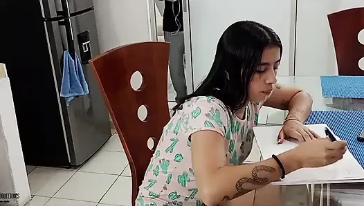 Güzel latin üvey erkek kardeşi fark etmeden çok iyi mastürbasyon yapıyor - tam hikaye