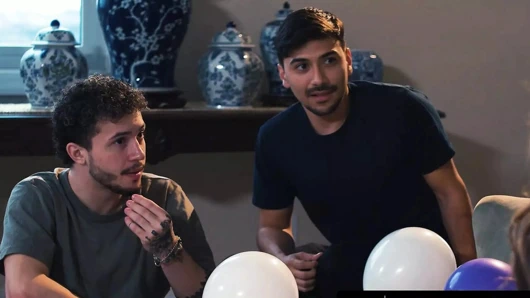 Annenin oğlu - sapık erkekler sadece büyük memeli üvey annenin eteğinin altına bakmasını sağlar! ÜÇLÜ