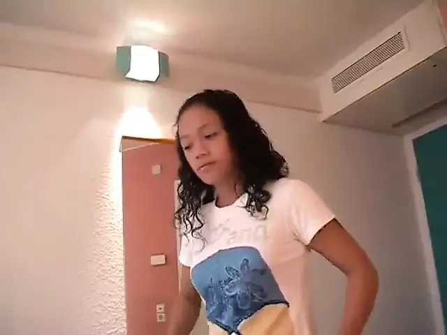 Taylandlı kız Maya flüt oynayabilir