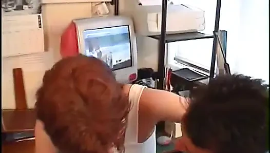 Üniversiteli genç kız adamın masasına ıslak amını yediriyor