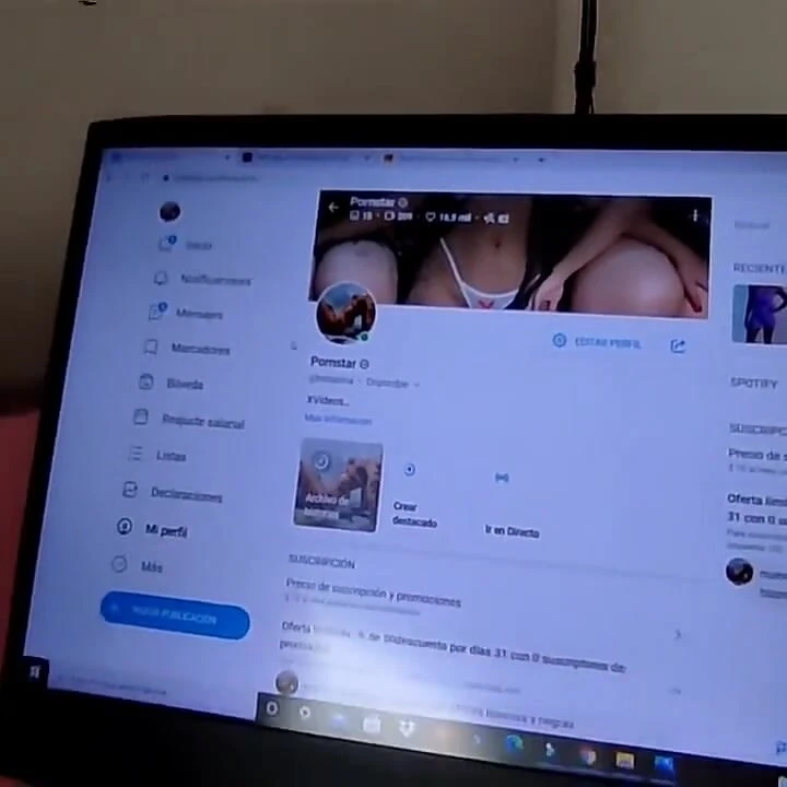 Esmer kadın ağzıyla bana becerilerini gösteriyor