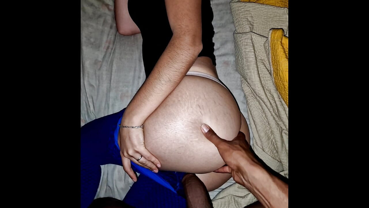 Spor salonundan yorgun geliyor ve kilolu partnerim bana büyük yarağıyla vajinal masaj yapıyor