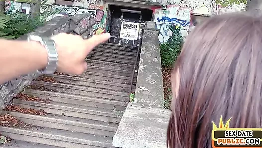 Sevimli amatör hatun açık havada kör seks randevusuyla herkesin içinde sikiliyor