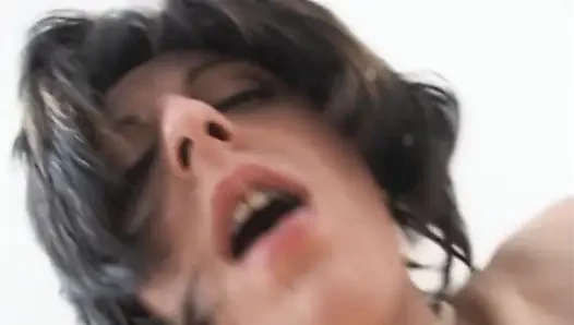 Utanmaz üvey kız kardeş kamera önünde sikişiyor