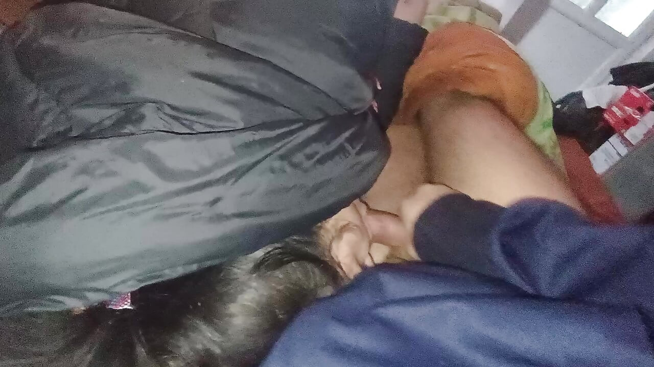 Yatakta hastayım ve erkek arkadaşım iyileşmem için dölünü vermek için ağzımdan sikiyor