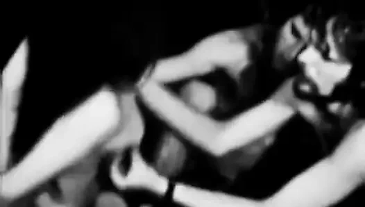 Birden fazla erkekle sallanan esmer (1960'ların vintage)