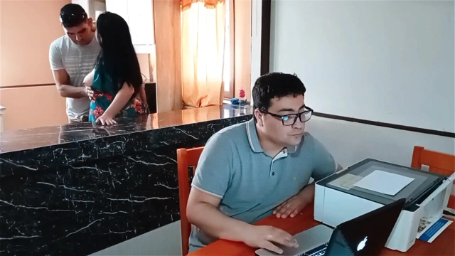 Aldatılan kocam ben üvey oğlumu sert sikerken çalışıyor. Üvey annem ile fantezi.