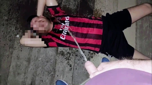 Halk içinde aşağılama - işeme