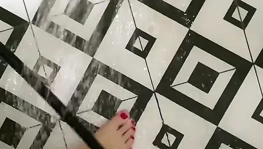 Eğlenmek için duşa gir. Senin için daha fazla ayak