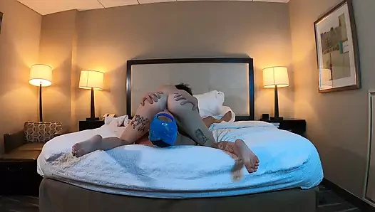 Seksi dövmeli kadının amını yiyor