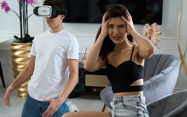 Ее теплая киска лучше любого VR-порно