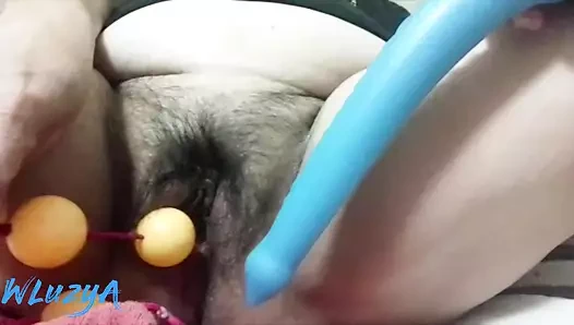 Kıllı amcığımın pingpong taşaklarını ve uzun ve lezzetli büyük mavi dildoyu nasıl yediğini izleyin