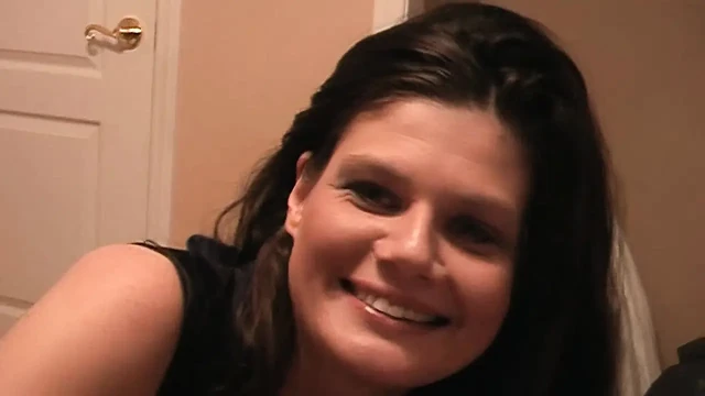 Kızın yüzüne boşalıyor