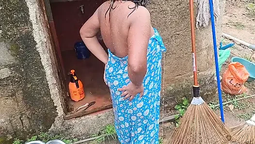 Ateşli üvey anne açık havada banyo yapıyor