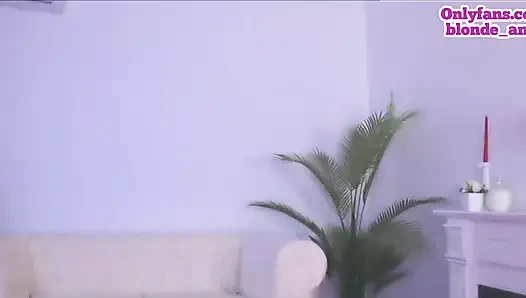 Yağlanmış seks bombası büyük yarak emiyor ve klitoral oyun