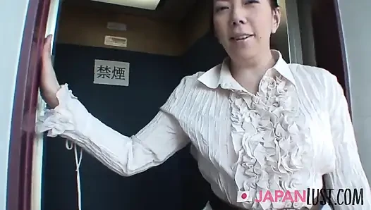 Japon genç erkek avcısı sekreter çoklu orgazm ve dölleme