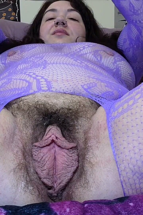 Ateşli orta yaşlı seksi kadın kıllı sikişiyor, büyük zenci yarağı dildo ile büyük dudaklı amcık