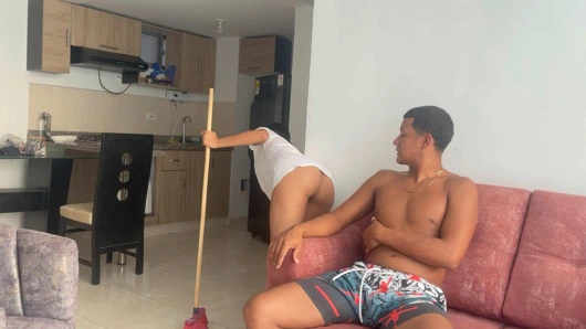 Üvey kız kardeşim evi temizlerken zengin götüyle beni baştan çıkarıyor ve onu sert sikmemi istiyor