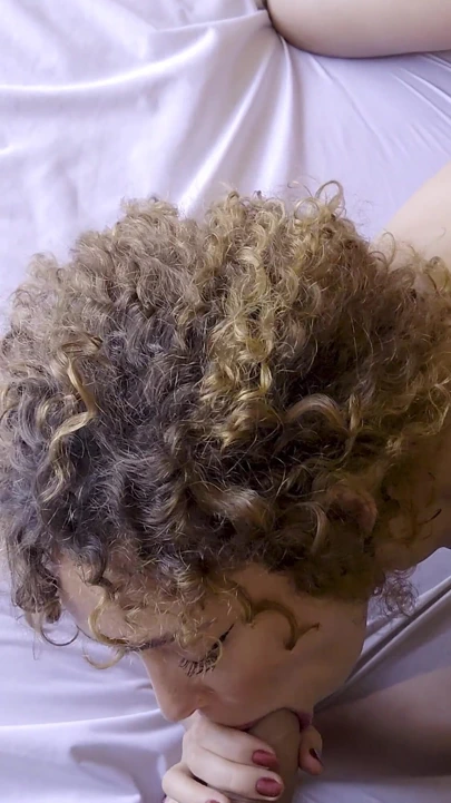 Sarışın kıvırcık kız yarağa fışkırtıyor! Amcığımı sik lütfen amatör büyük götlü latin - cherry adams