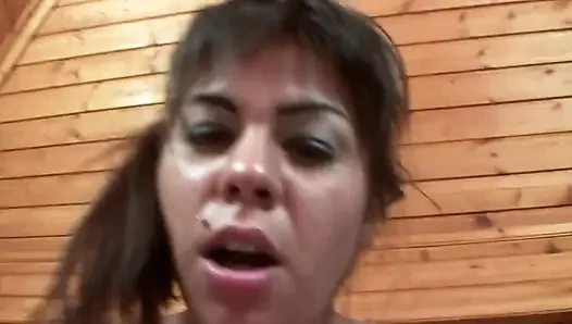 Büyük sıkı götlü ve küçük memeli bu azgın ateşli sürtük sıkı ıslak amını siktirdikçe eğleniyor ve boşalıyor