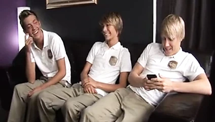 Üç kolej sevimli twinks üzerinde kanepe oral seks anal seks