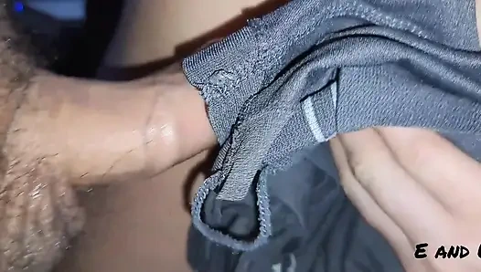 Üvey erkek ve üvey kız kardeş ebeveynleri evin dışındayken sikişiyor