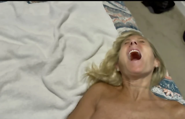 Необрезанная, обиженная без цензуры, так что хорошая задница трахает мою жену