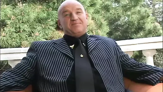 Amber Angel kanepede sert bir yarakla sikiliyor