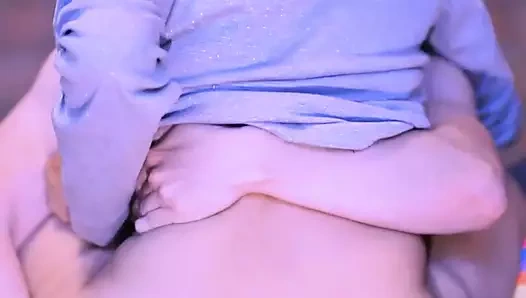 Dairedeki cinsel gerginlik hissedilebilirdi, arzu ve teslim olma arzusuyla yüklü bir atmosfer yarattı.