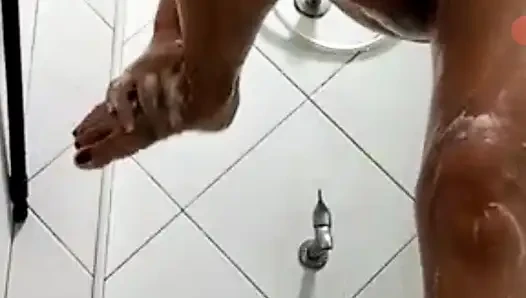 Banyo yaparken sabah alışkanlığı görüntülü seks görüşmesi