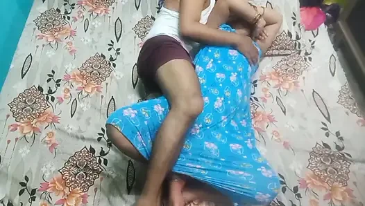 Hintli teyze erkek arkadaşıyla romantizm yaşıyor.
