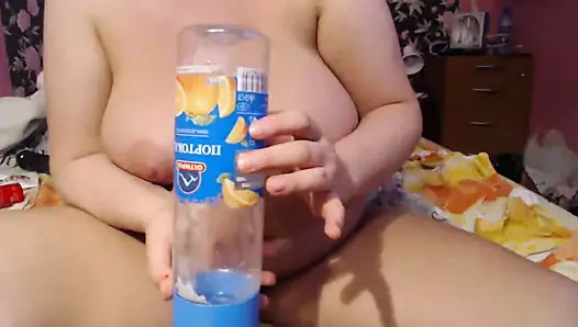 Benim kedi, yumruk ve fışkırtma farklı büyüklükte şişeler