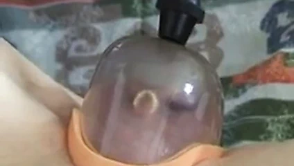 Fransız olgun pompalanan kedi içine büyük bir yapay penis alır