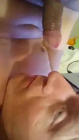 Küçük bir gevşek yarak ıslak ve varm ağızda yavaşça sertleşiyor