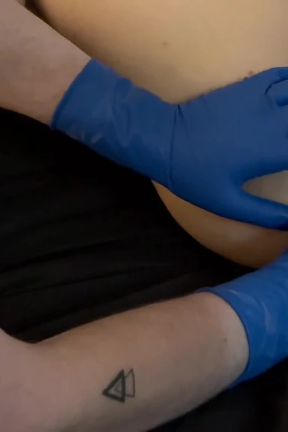 Я позволила другу пальцами меня его перчатками