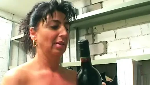 Olgun sürtük ağzı açık amına yumruk sokuyor kalın döl damlıyor