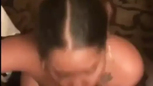 Eller gırtlağına kadar akıyor