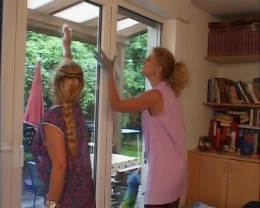 Şaşırtıcı ev hanımı ve koca sikme içinde üçlü ile sıcak busty komşu