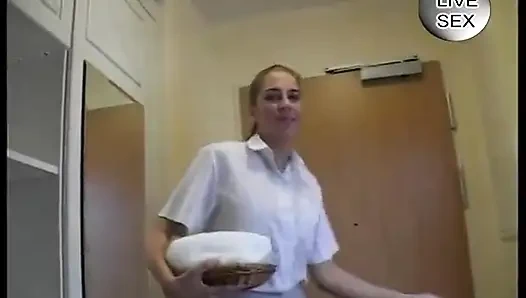 Büyük memeli güzellik banyoda ıslak amını oyuncak yapıyor