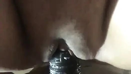 Karıma ıslak ve güzel amcığıma domalıyorum